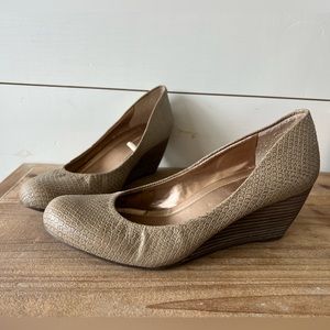 BCBGeneration wedges size 9